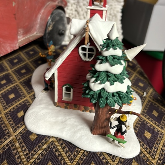 Disney winter wonderland collection “the little red schoolhouse” - Picture 4 of 6